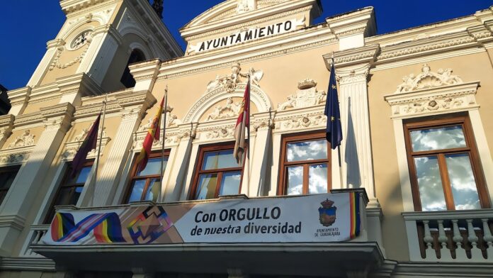 Pancarta en el Ayuntamiento de Guadalajara por la Semana del Orgullo. (Foto: La Crónic@)