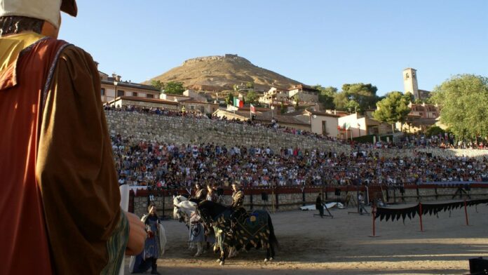 Palenque de Hita, lleno de espectadores en una anterior edición del Festival Medieval.
