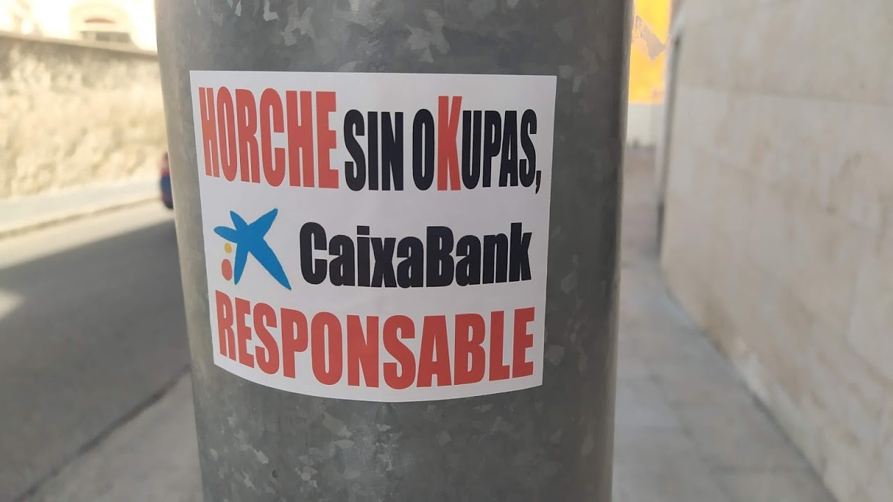 Pegatinas como estas dejan pocas dudas de a quién consideran responsables de las okupaciones en Horche. (Foto: La Crónic@)