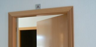 Hay formas de evitar encontrarse así la puerta de casa al volver de las vacaciones de verano.