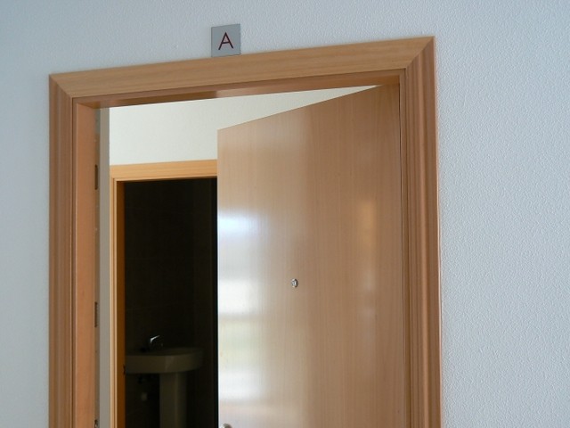 Hay formas de evitar encontrarse así la puerta de casa al volver de las vacaciones de verano.