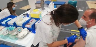 Alberto Rojo, en el momento de ser vacunado contra el COVID el 8 de junio de 2021.