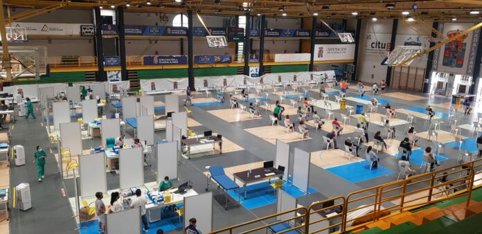 Vacunación en el Polideportivo San José de Guadalajara.