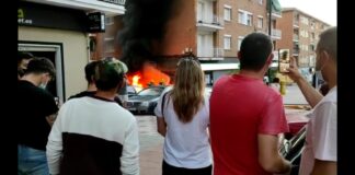 Fotograma del vídeo de un testigo, durante el incendio del vehículo en la calle Sigüenza.
