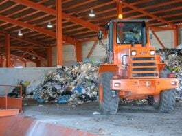 Tratamiento de basuras en la planta de residuos de Torija, en 2004, año de su puesta en marcha. (Foto: La Crónic@)