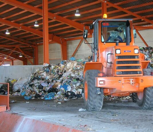 Tratamiento de basuras en la planta de residuos de Torija, en 2004, año de su puesta en marcha. (Foto: La Crónic@)
