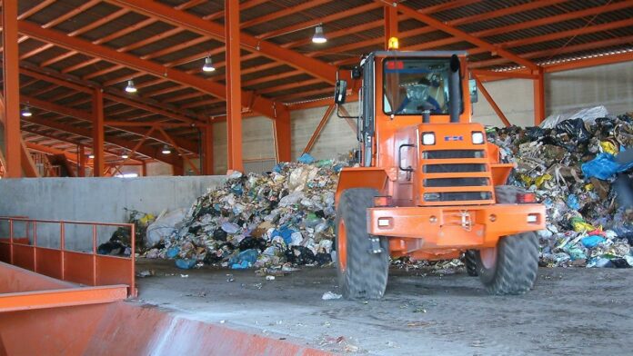 Tratamiento de basuras en la planta de residuos de Torija, en 2004, año de su puesta en marcha. (Foto: La Crónic@)