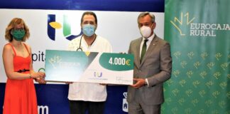 Entrega simbólica de los 4.000 euros al Hospital de Guadalajara por parte de la Fundación Eurocaja Rural.