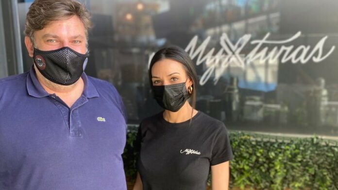 El concejal Fernando Parlorio, en un establecimiento de hostelería de Guadalajara.