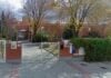 Acceso al instituto "José Luis Sampedro", de Guadalajara.