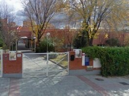 Acceso al instituto "José Luis Sampedro", de Guadalajara.