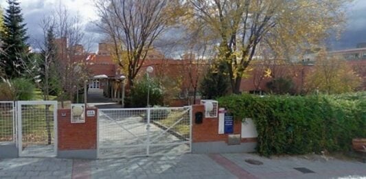 Un instituto de Guadalajara, sin papel ni medios Acceso al instituto "José Luis Sampedro", de Guadalajara.