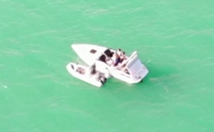 Abordaje de una embarcación en Entrepeñas, para su inspección, captado a vista de dron por el Seprona. (Foto: Guardia Civil)