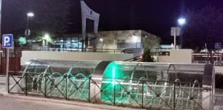 Este es el aparcabicis «inteligente» instalado en Azuqueca, el primero de la región Este es el aparcabicis insteligente instalado por el Ayuntamiento de Azuqueca de Henares.