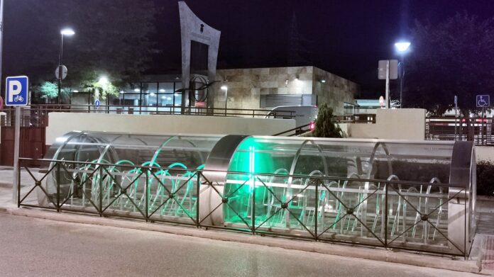 Este es el aparcabicis insteligente instalado por el Ayuntamiento de Azuqueca de Henares.