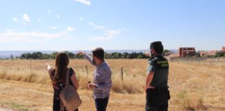 Visita de una arquitecta de la Guardia Civil a Cabanillas el 1 de julio de 2021.