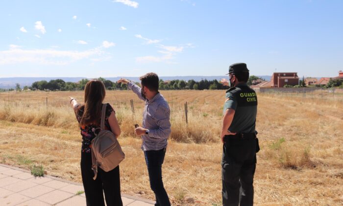 Visita de una arquitecta de la Guardia Civil a Cabanillas el 1 de julio de 2021.