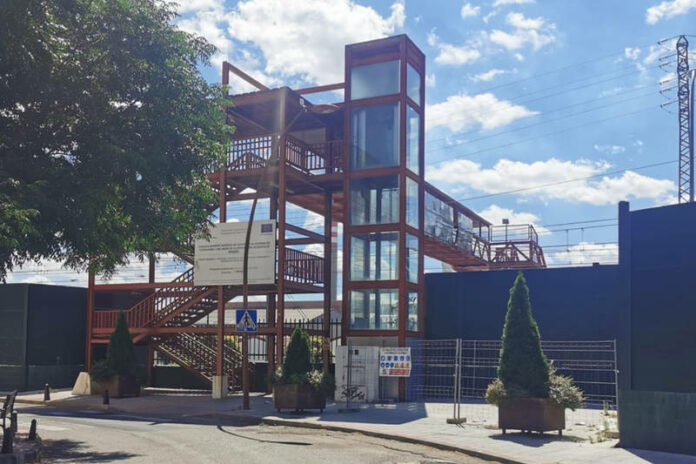 Ascenso y paso elevado de la estación del ferrocarril de Azuqueca de Henares.