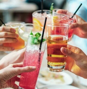 Cubatas que cambian de color para evitar la sumisión química en las fiestas de El Casar Desde el verano de 2021, tomar algunas bebidas va a ser ligeramente diferente, por la prohibición de las pajitas de plástico y los agitadores del mismo material.