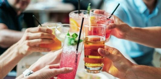 Cubatas que cambian de color para evitar la sumisión química en las fiestas de El Casar Desde el verano de 2021, tomar algunas bebidas va a ser ligeramente diferente, por la prohibición de las pajitas de plástico y los agitadores del mismo material.
