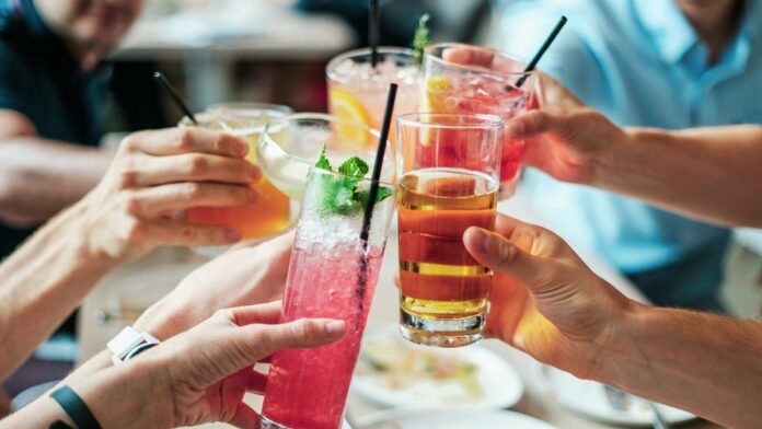 Desde el verano de 2021, tomar algunas bebidas va a ser ligeramente diferente, por la prohibición de las pajitas de plástico y los agitadores del mismo material.