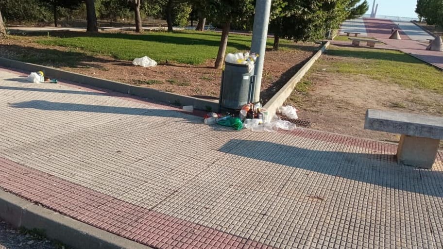 Restos de botellón rebosando una papelera en Sacedón en el verano de 2021, antes de la norma municipal.