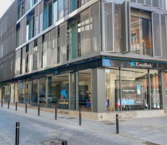 Oficina de Caixabank en la Calle Mayor de Guadalajara. (Foto: La Crónic@)