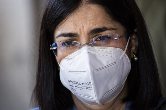 La ministra de Sanidad, Carolina Darias, con mascarilla. (Foto: EP)