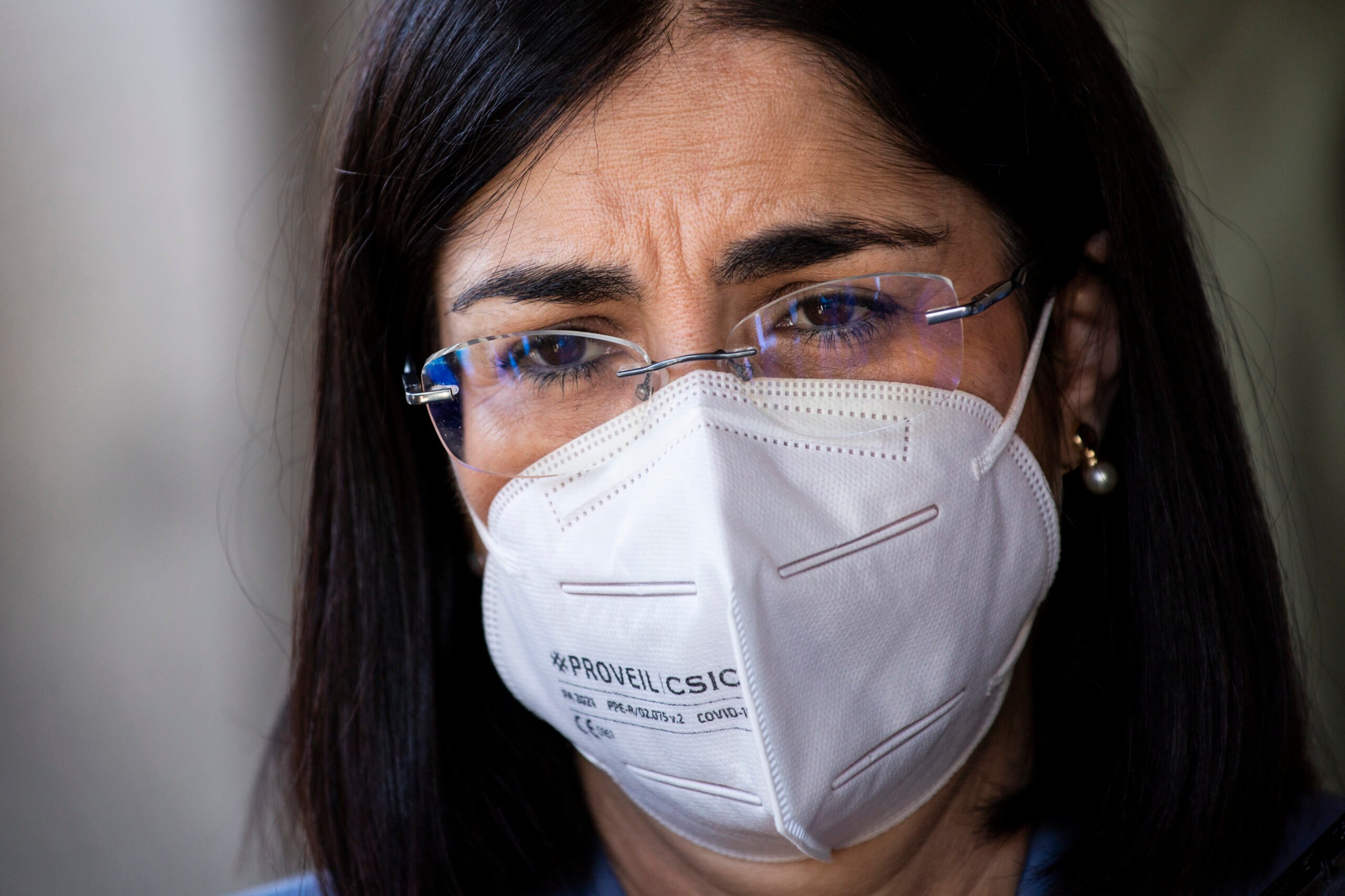 La ministra de Sanidad, Carolina Darias, con mascarilla. (Foto: EP)