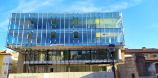 El Edificio Negro en la actualidad, con sus nuevos cristales, de un tono azulado. (Foto: La Crónic@)