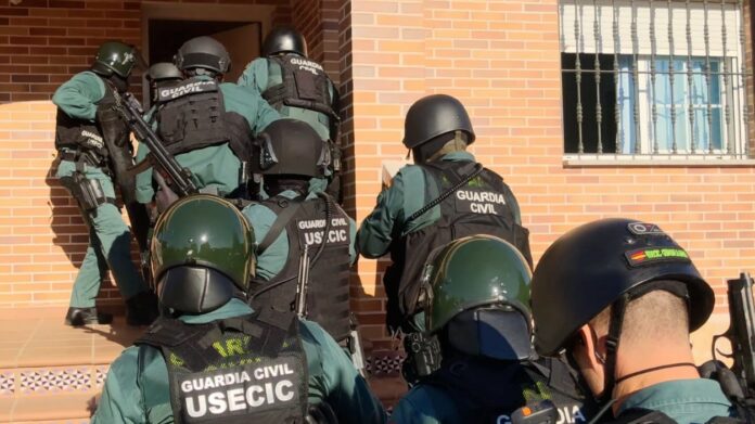 Entrada de la Guardia Civil en uno de los chalés de Torrejón del Rey utilizados para el cultivo de marihuana. (Foto: Guardia Civil)