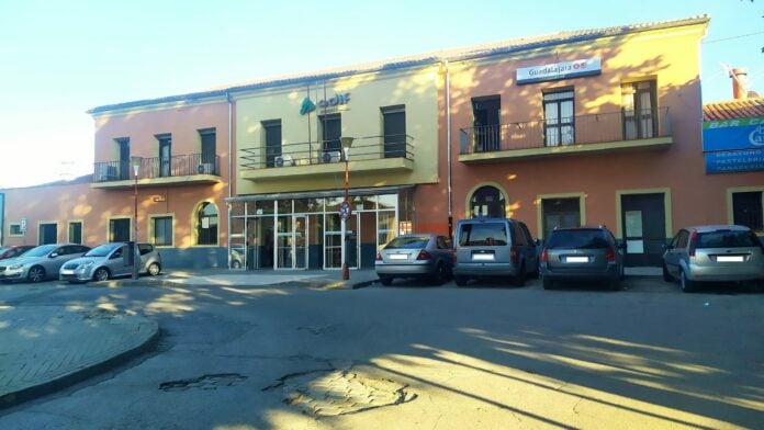 estacion-sin-matriculas Al fondo, la Estación de Renfe; en primer plano, alguno de los baches existentes hasta julio de 2021. (Foto: La Crónic@)