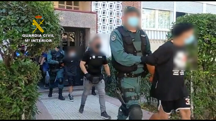 La Guardia Civil, en el momento de la detención de los presuntos cabecillas de la banda latina.