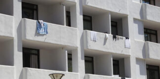 Balcones del hotel que se ha hecho célebre estos días por acoger a los jóvenes confinados en Mallorca.