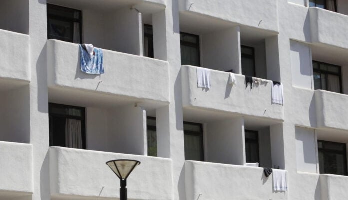 Balcones del hotel que se ha hecho célebre estos días por acoger a los jóvenes confinados en Mallorca.