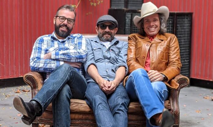 Los Hermanos Cubero y, en medio, Josele.