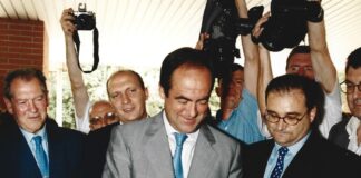 José Bono corta la cinta inaugural del Centro de Prensa de Guadalajara el 4 de julio de 2001.