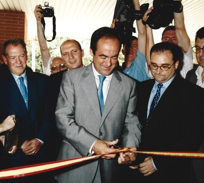 José Bono corta la cinta inaugural del Centro de Prensa de Guadalajara el 4 de julio de 2001.
