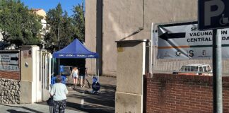 Una pareja de jóvenes acude al centro de vacunación de Guadalajara, en el Polideportivo San José, a las siete y media de la tarde del 12 de julio de 2021. (Foto: La Crónic@)