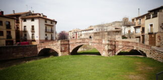 Molina de Aragón es muy reconocible por el puente románico sobre el río Gallo. (Foto: La Crónic@)