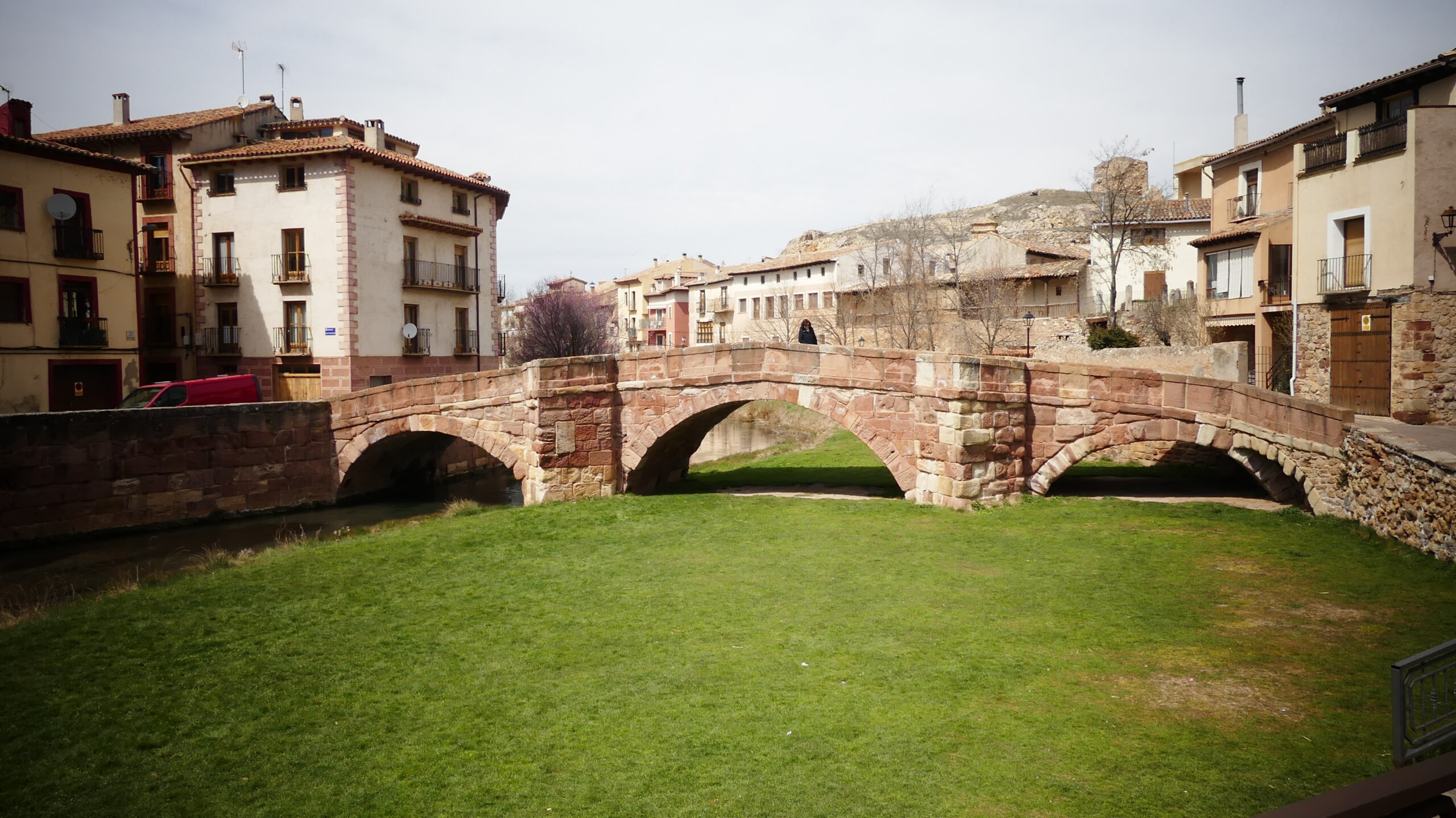 Molina de Aragón es muy reconocible por el puente románico sobre el río Gallo. (Foto: La Crónic@)