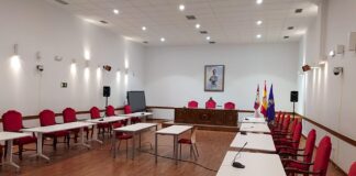 Este será el salón de plenos del Ayuntamiento de Guadalajara hasta 2022, adaptado en el centro social de Los Valles.