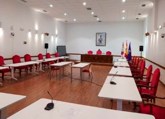 Los presupuestos más millonarios de la historia de Guadalajara se aprueban este viernes Este será el salón de plenos del Ayuntamiento de Guadalajara hasta 2022, adaptado en el centro social de Los Valles.