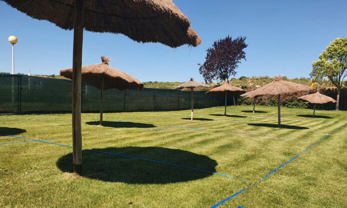 Parcelas marcadas en el césped de la piscina de Cabanillas del Campo.