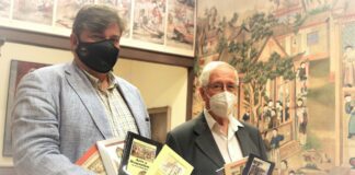 Fernando Parlorio y Antonio Herrera con los libros de AACHE que han sido objeto de este acuerdo.