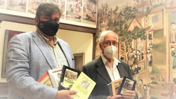 Fernando Parlorio y Antonio Herrera con los libros de AACHE que han sido objeto de este acuerdo.