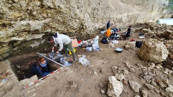 Trabajos en Peña Capón, un abrigo usado por los Homo Sapiens hace 26.000 años entre Muriel y Tamajón.