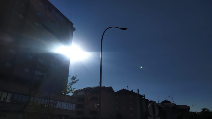 El sol vuelve a caer a plomo en Guadalajara. Calle del Cardenal González de Mendoza en julio de 2021. (Foto: La Crónic@)