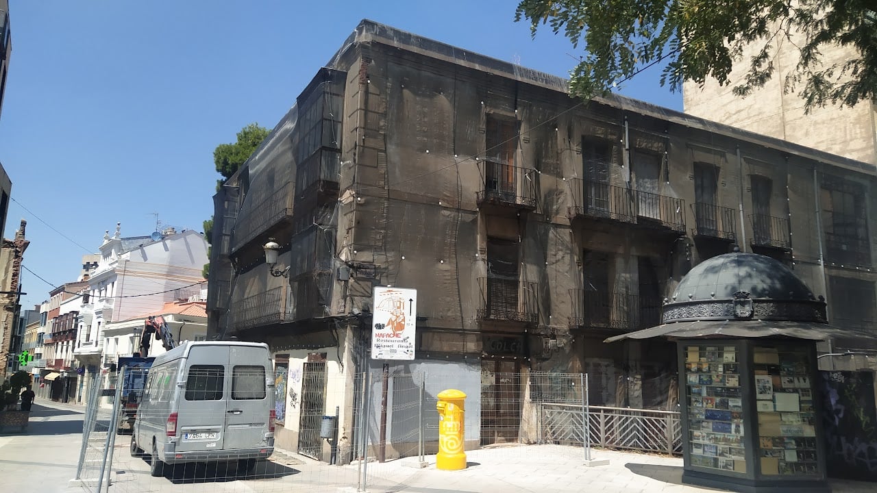 Edificio en la esquina de la Calle Mayor con la Plaza de Santo Domingo, antes de su demolición.
