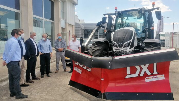 Nuevo tractor desbrozador y quitanieves de la Diputación de Guadalajara.